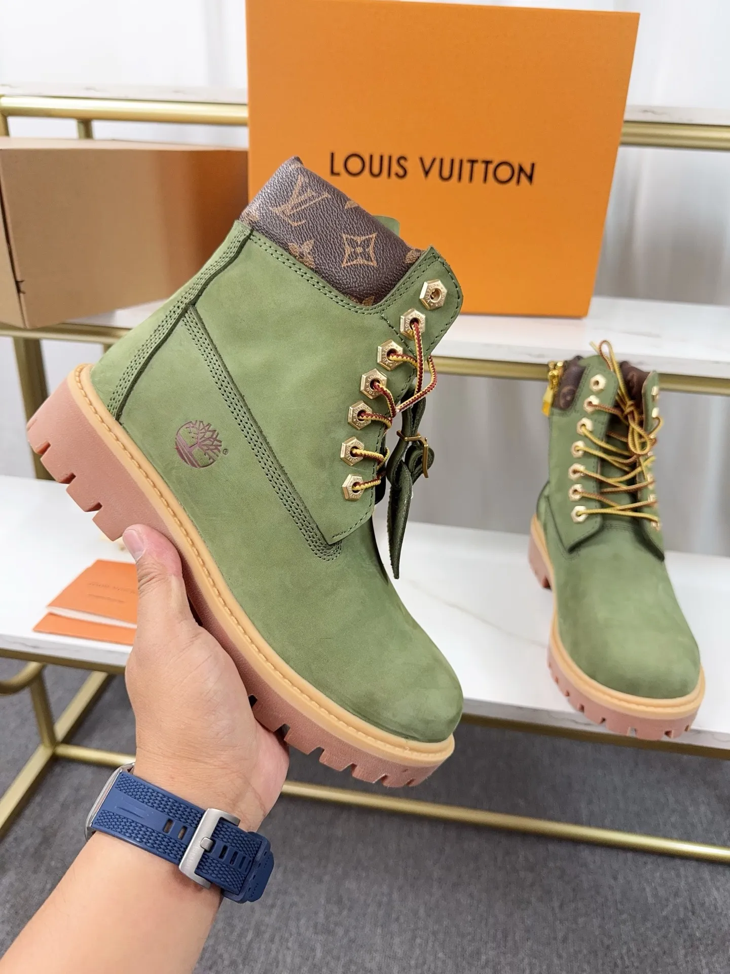 Couple model 💰700 ❤️Top version: Couple model LV x Timberland Timberland joint model Presbyopia Embossed Rhubarb boots Ankle boots Short boots LV x Timberland ankle boots are made of Monogram embossed waterproof nubuck cow leather, relying on the brand's exquisite craftsmanship to carefully reshape the classic Timberland 6-inch boot shape in Italy, and make an eye-catching appearance in 2024 created by Pharrell Williams with American workwear style Autumn and winter menswear show. Monogram embossed tongue, original Timberland laces and outsole are exquisite details, and the leather label expresses the cooperation logo. Exquisite packaging at the delivery counter🛍📦 ▪️Material: Original customized imported first-layer cowhide ▪️Inner lining: Original customized leather lining/mesh lining ▪️Outsole: Original molded anti-slip rubber material ▪️Sole thickness: 3.5CM ▪️Size: Women's 35-40 Men's 39-46